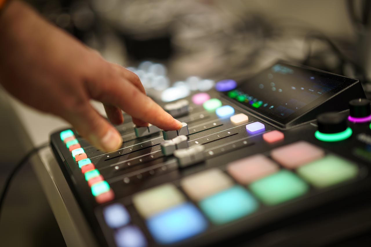 Crafting Captivating Headlines: Your awesome post title goes here Eine Hand, die in einem Tonstudio die Fader eines professionellen Audiomischpults justiert.